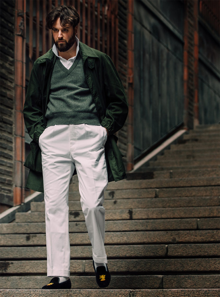 OLIVER DANNEFALK|リラックスフィットの深Vネックニットが新鮮 | THE