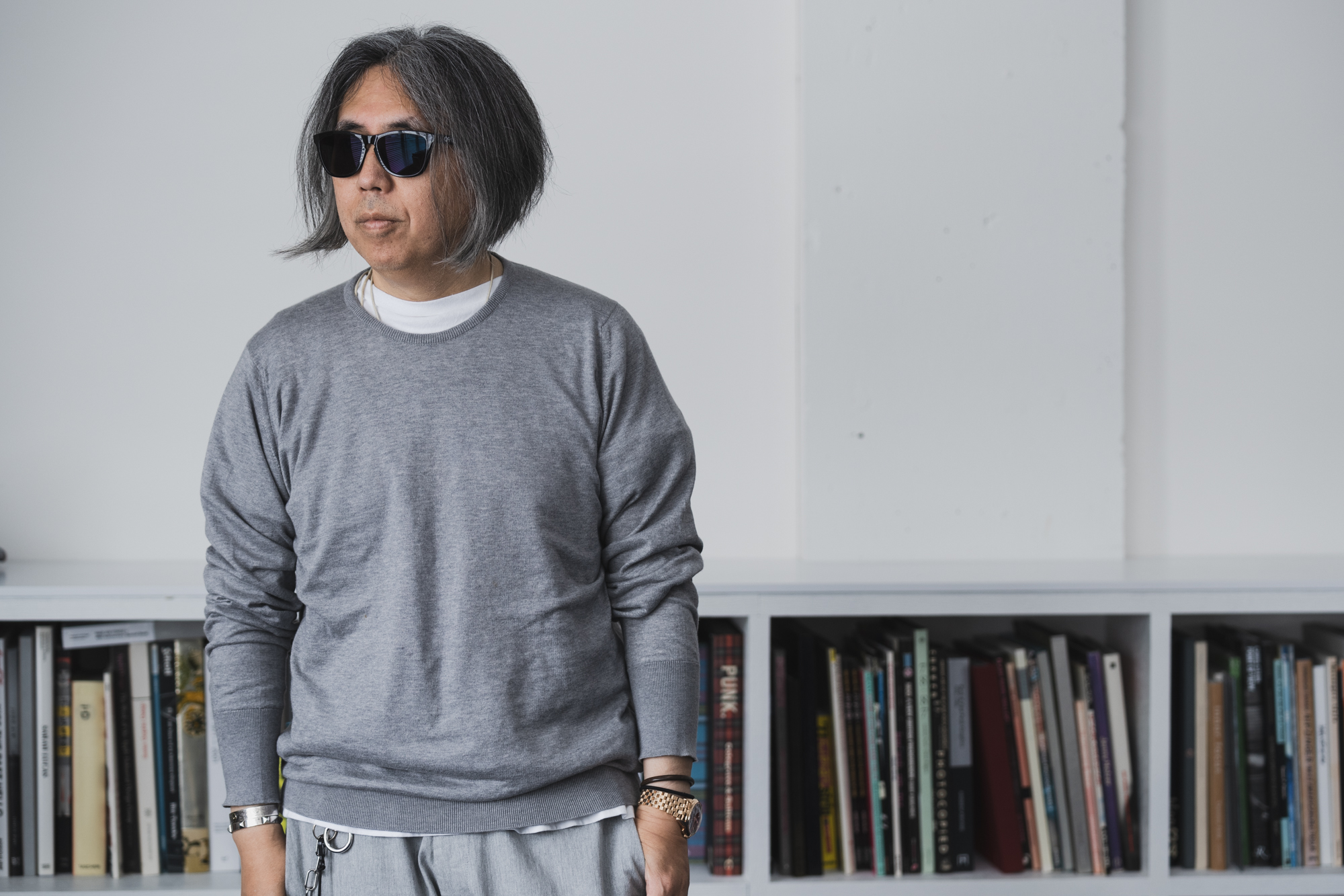 藤原ヒロシ着用 sサイズ グレー ラウンドネック セーター ストリートのカリスマとLOVOT ：藤原ヒロシさん | THE RAKE JAPAN ザ